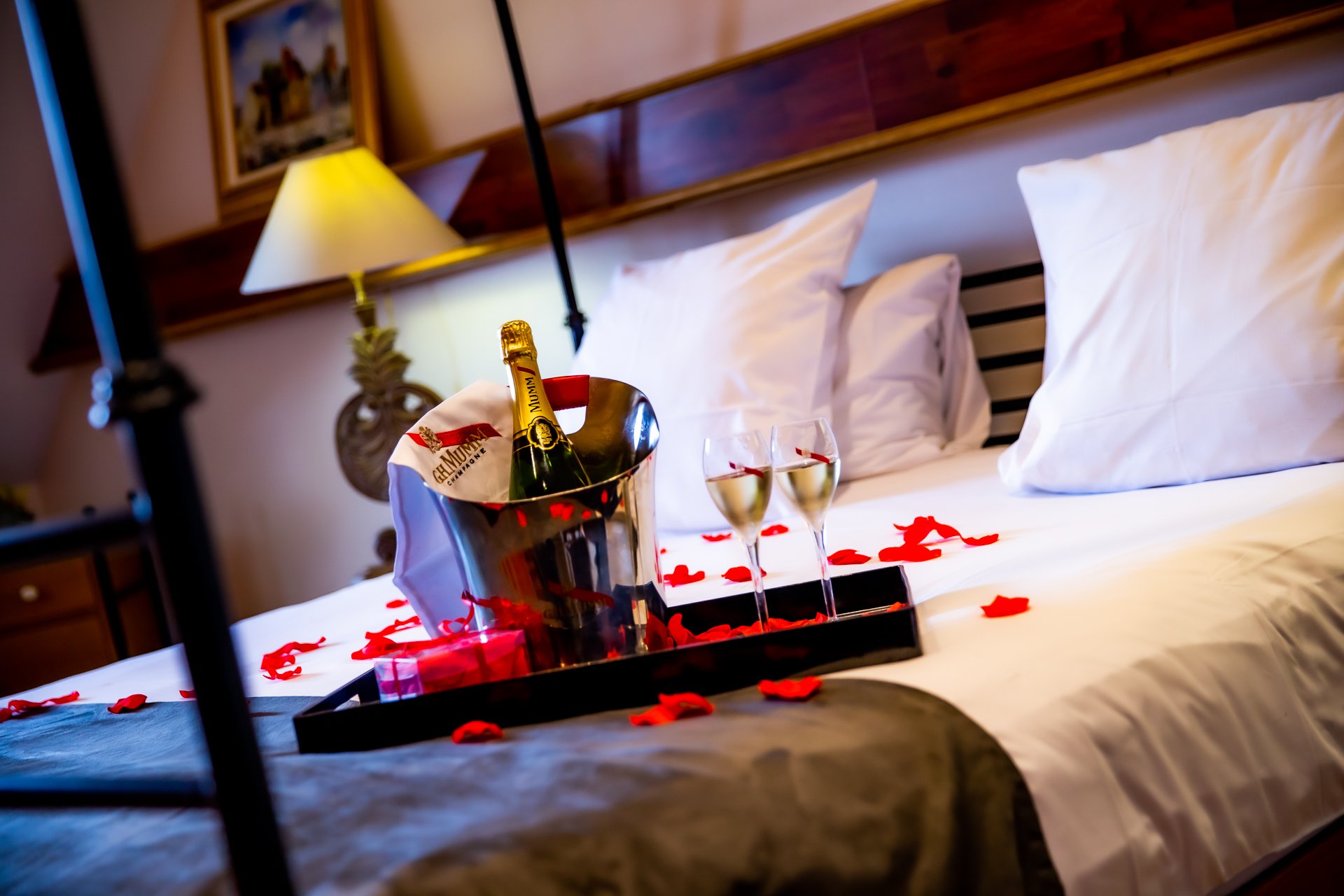 Chambre baldaquin romantique pour votre séjour en amoureux dans notre hôtel-spa-restaurant en Normandie près de Deauville et de Caen à Pont-L'Evêque